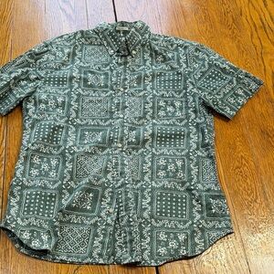 Reyn Spooner Hawaiian print men’s shirt.  Short sleeve, green. Size Medium.